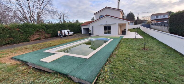 Ancien revêtement en plaques vertes passées autour du bassin