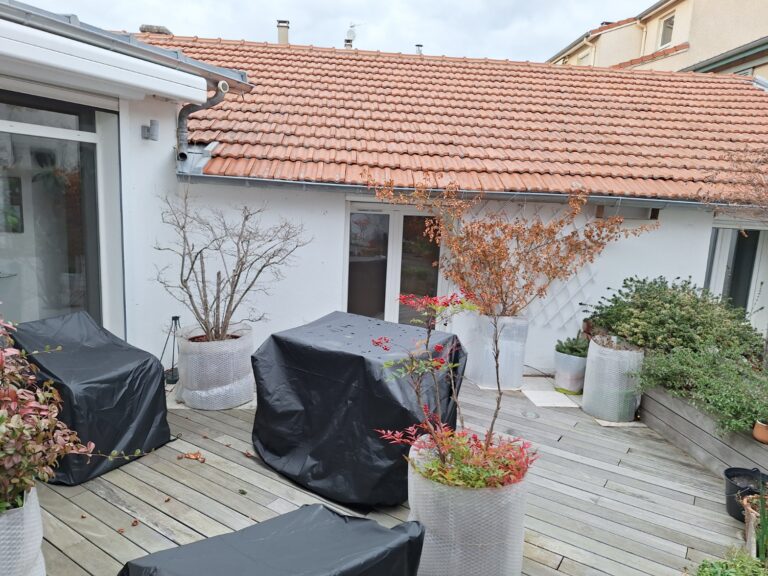 Cour-terrasse en bois en fin d'hiver, avant la remise en état