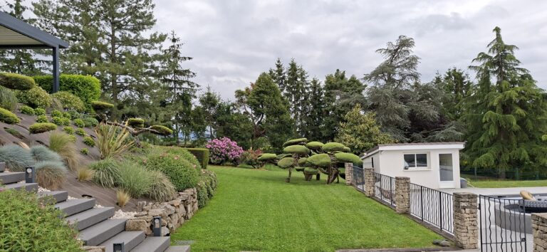 Talus entretenu avec niwakis, graminées et vivaces, face à la pelouse