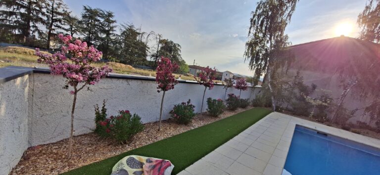 Arbres en fleurs et rosiers le long de la piscine, un an après la création
