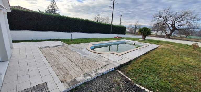 Dalles abîmées et encrassées autour de la piscine, avant les travaux