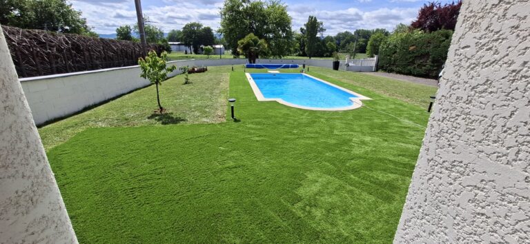 Abords de piscine en gazon synthétique vus depuis la terrasse