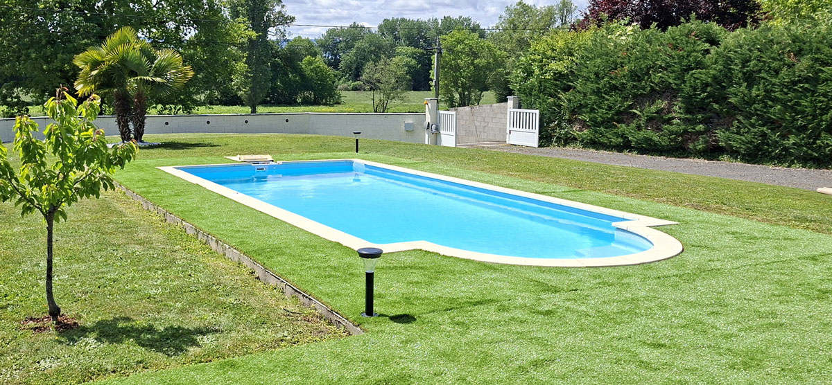 Pose de gazon synthétique autour d'une piscine à Sury-le-Comtal