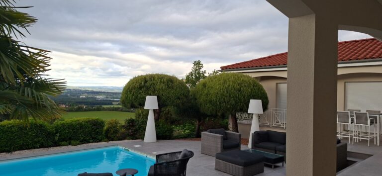 Deux pins parasols taillés en nuage au bord d'une piscine, avec vue sur la vallée, à Saint-Bonnet-les-Oules